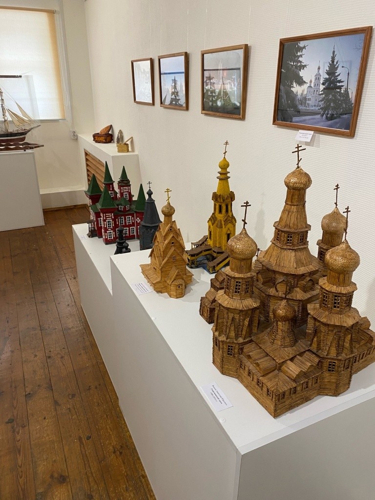 .jpg Трудно поверить, что всю эту красоту Анатолий Яньков собрал из спичек и сфотографировал будучи инвалидом по зрению. Фото Натальи Ильиной.jpg