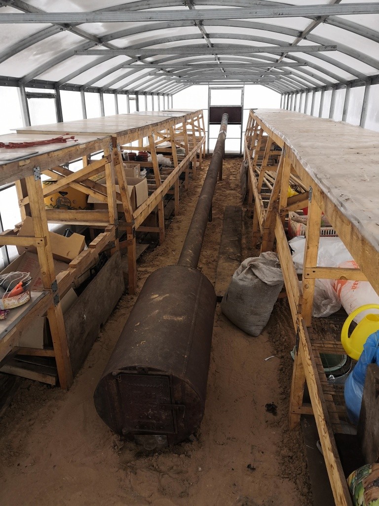 В этой огромной отапливаемой теплице хозяйка выращивает рассаду. Рабочий сезон начнется уже в январе.jpg