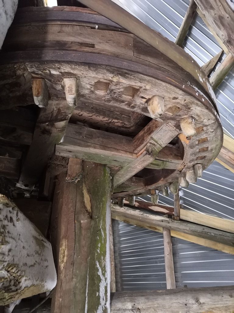 Редуктор, который крутил вал, практически полностью сделан из дерева.jpg