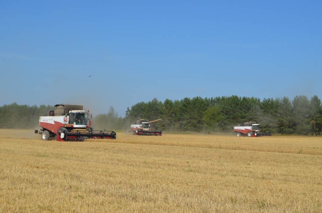 Мощные Акросы добивали очередное поле неподалеку от Большого Ляждура. Мощные Акросы добивали очередное поле неподалеку от Большого Ляждура.jpg