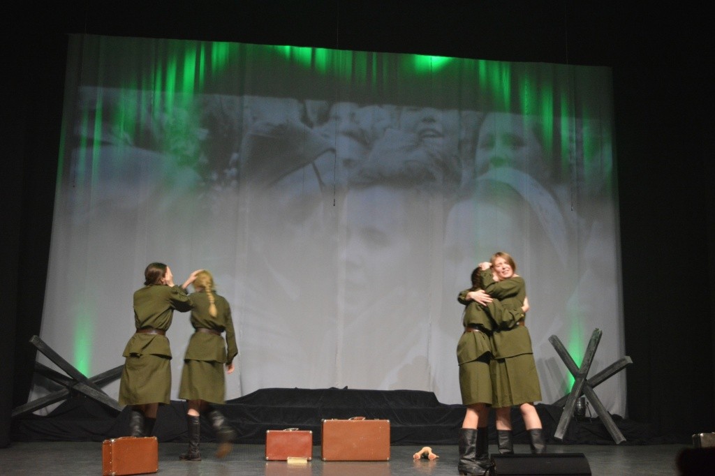 Спектакль-победитель фестиваля Театральное Приволжье У войны не женское лицо. Фото предоставлено Аллой Москвиной.jpg