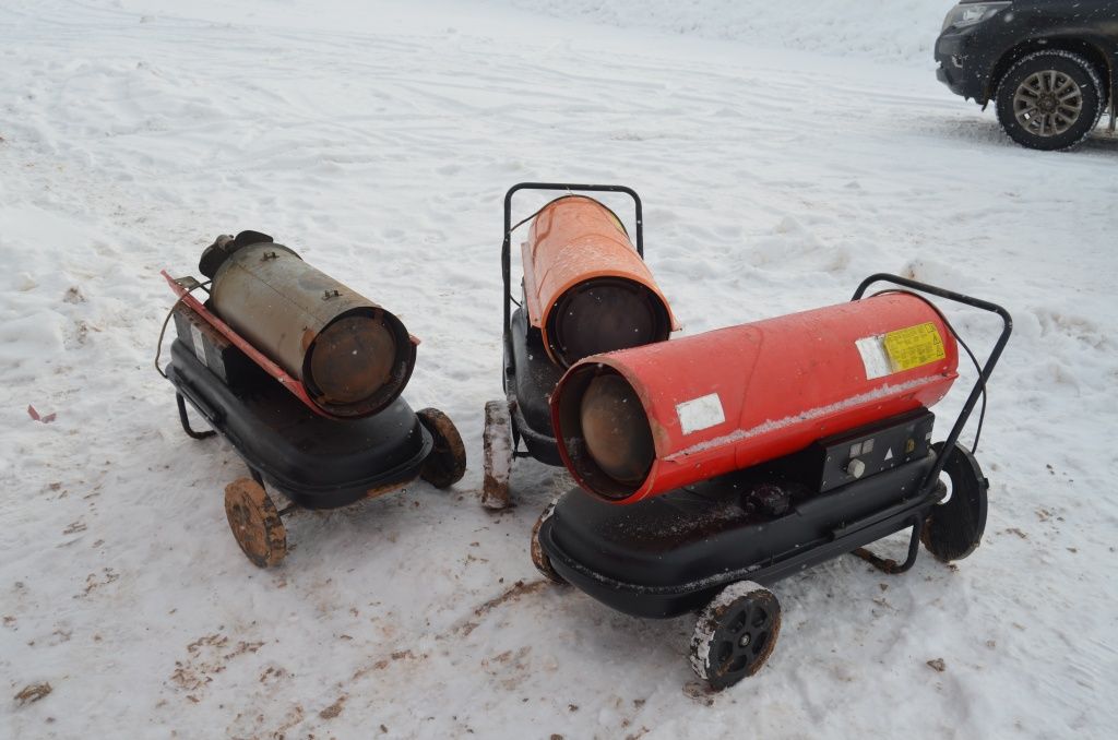 Тепловые пушки помогают поддерживать температуру внутри новостройки.JPG