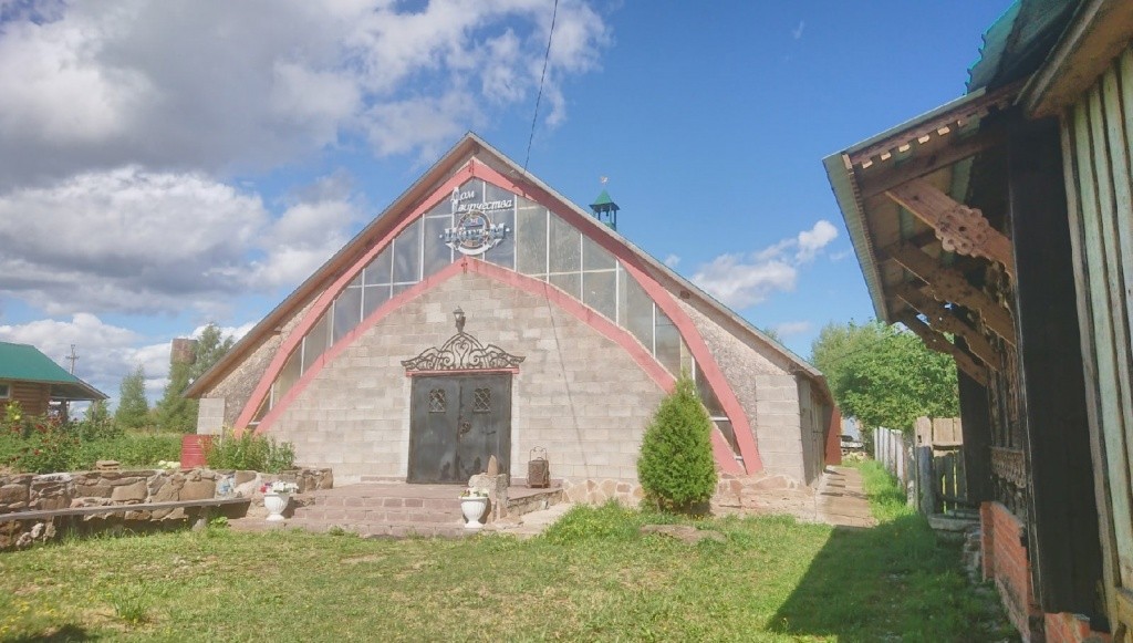 Островок искусства в деревне Мороскино. Фото Евгения Кузнецова.jpg Островок искусства в деревне Мороскино. Фото Евгения Кузнецова.jpg