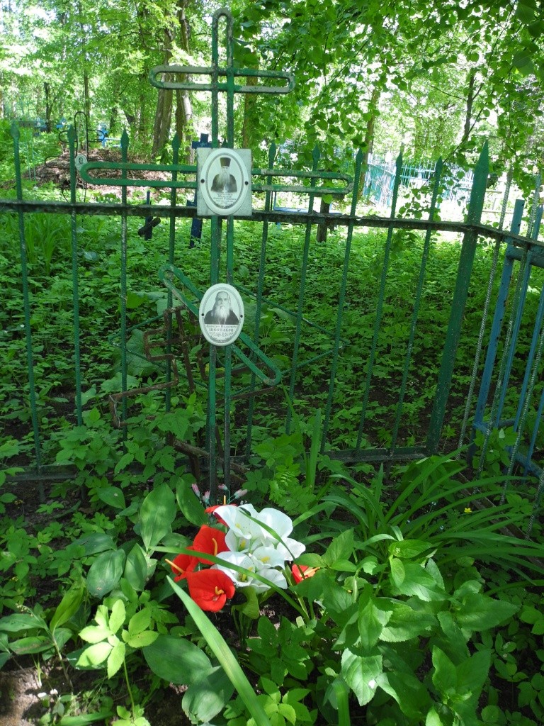 За могилкой батюшки ухаживают местные жители и родственники. (Фото Натальи Кулишовой).