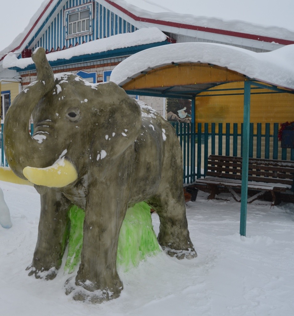 Бивни приходится делать мощными, потому что дети любят проверять их на прочность. Еще чаще страдают зубы - мастер, как заправский стоматолог, постоянно вставляет своим персонажам новые.JPG