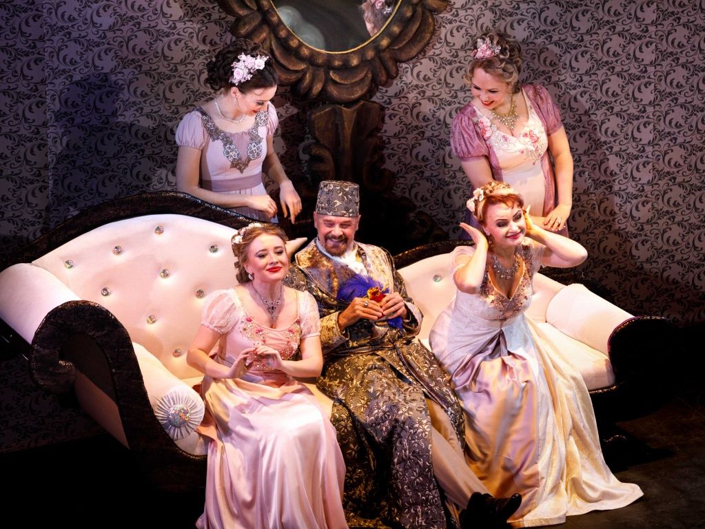 Харизматичен и всегда в центре внимания. Фото предоставлено театром оперы и балета.jpg