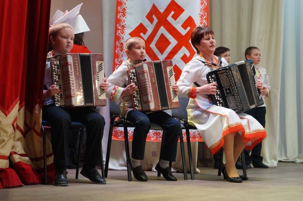 Артистов встречали громкими аплодисментами