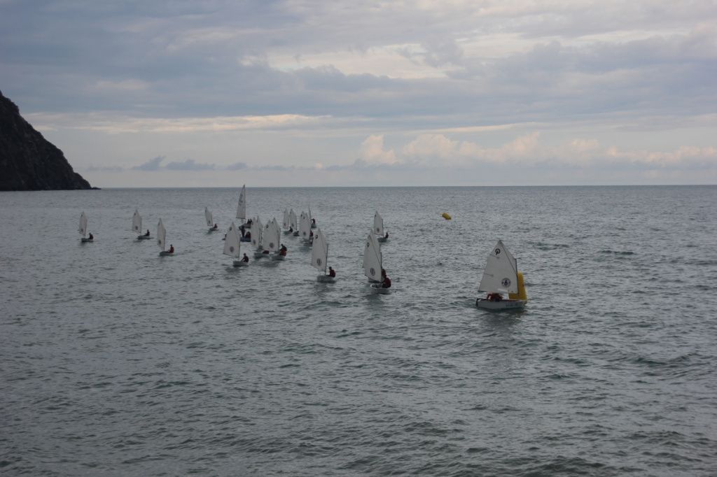 НА ФОТО_ ЛИДИРУЕТ ЯХТА ПОД НОМЕРОМ 6 ПОД УПРАВЛЕНИЕМ НЕМИХИНА ИВАНА (ВСЕГО В ГОНКЕ БЫЛО 19 ЯХТ КЛАССА _ОПТИМИСТ_).JPG