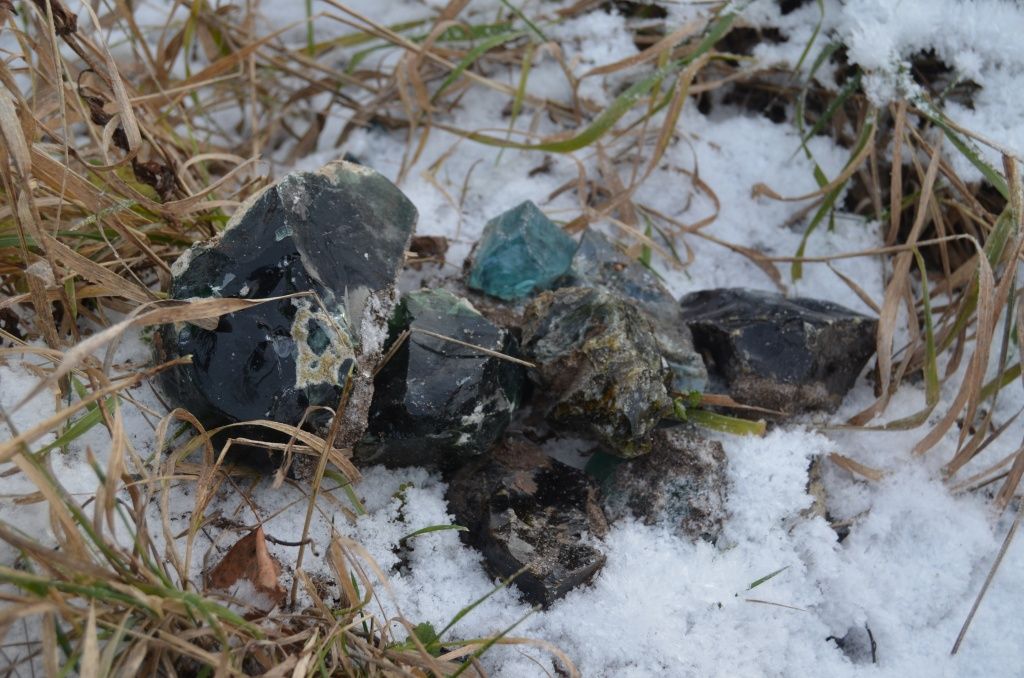 Эти красивые разноцветные камни не что иное как спекшаяся стекольная масса, хотя выглядят они очень благородно.JPG