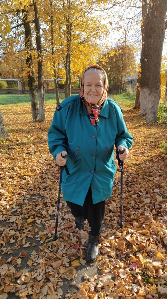 Ходьбе все возрасты покорны! (Фото предоставлено КЦСОН в Новоторъяльском районе).