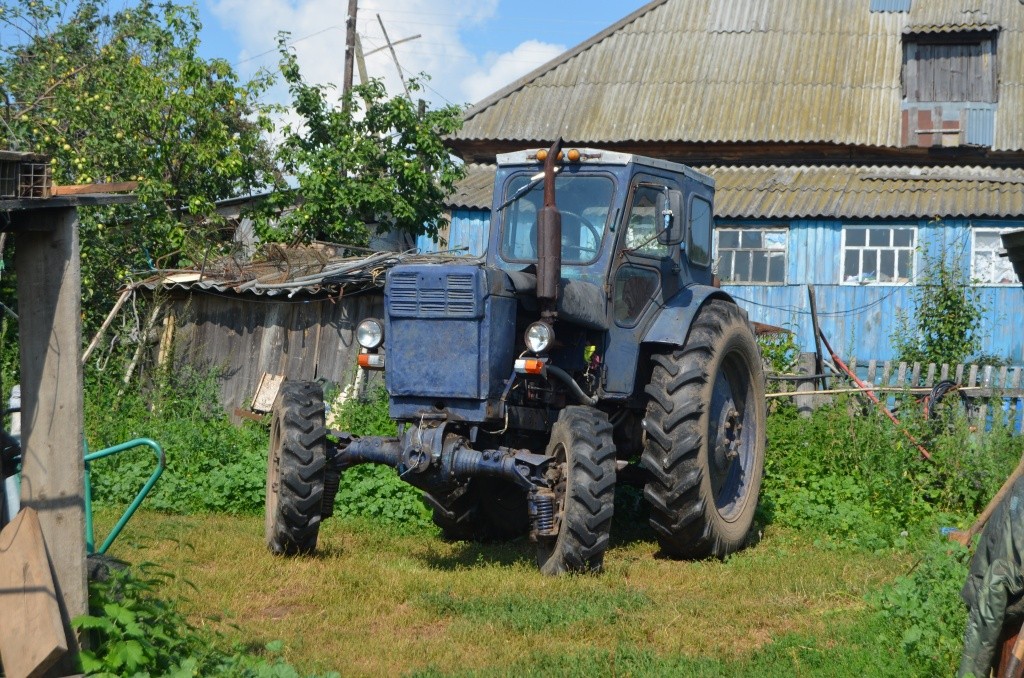 Трактор помогает справляться с сельскохозяйственными работами. Трактор помогает справляться с сельскохозяйственными работами.jpg