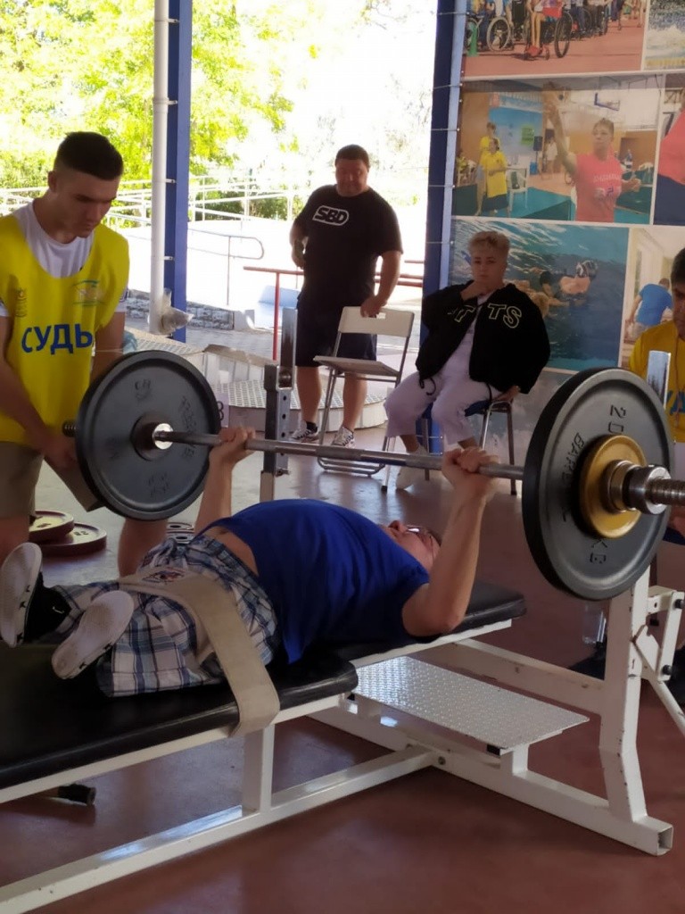 Сегодня наш прославленный спортсмен Виталий Курзенев в основном соревнуется с молодежью. (Фото предоставлено МРО ВОИ),