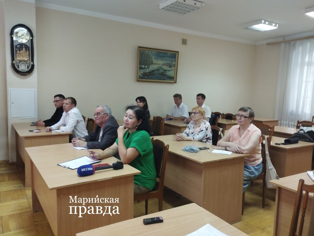 Журналисты республиканских и городских СМИ с интересом слушали о десятилетиях создания и развития епархии. (Фото Натальи Кулишовой/"Марийская правда").