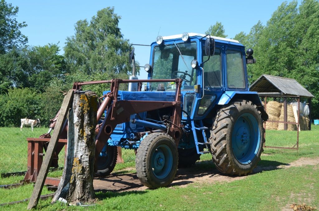 При таком большом хозяйстве без своей техники никак.JPG