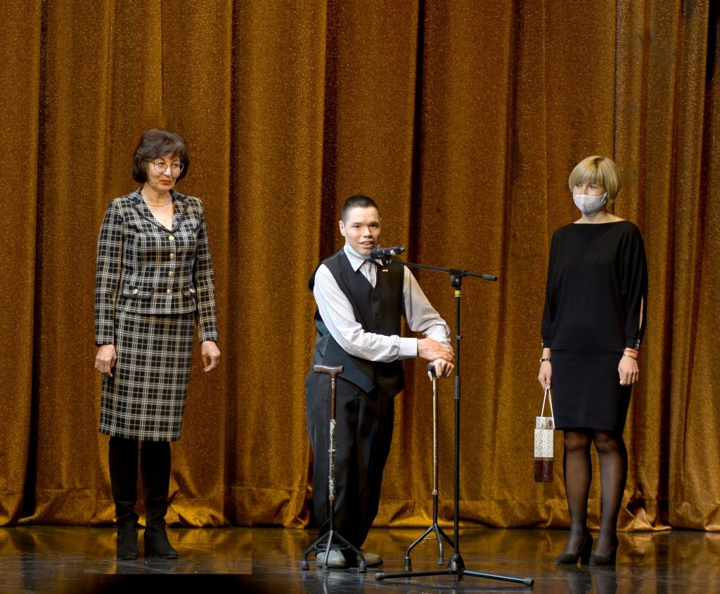 Ольга Федорова (слева) приняла подарок для Главы РМЭ от Главы Республики Коми, который передал Иван Матвеев - участник фестиваля бардовской песни. (Фото Минсоцразвития РМЭ).