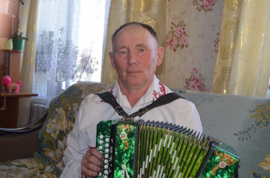 Виталий Андреев со своей гармошкой непременный участник всех деревенских мероприятий.JPG