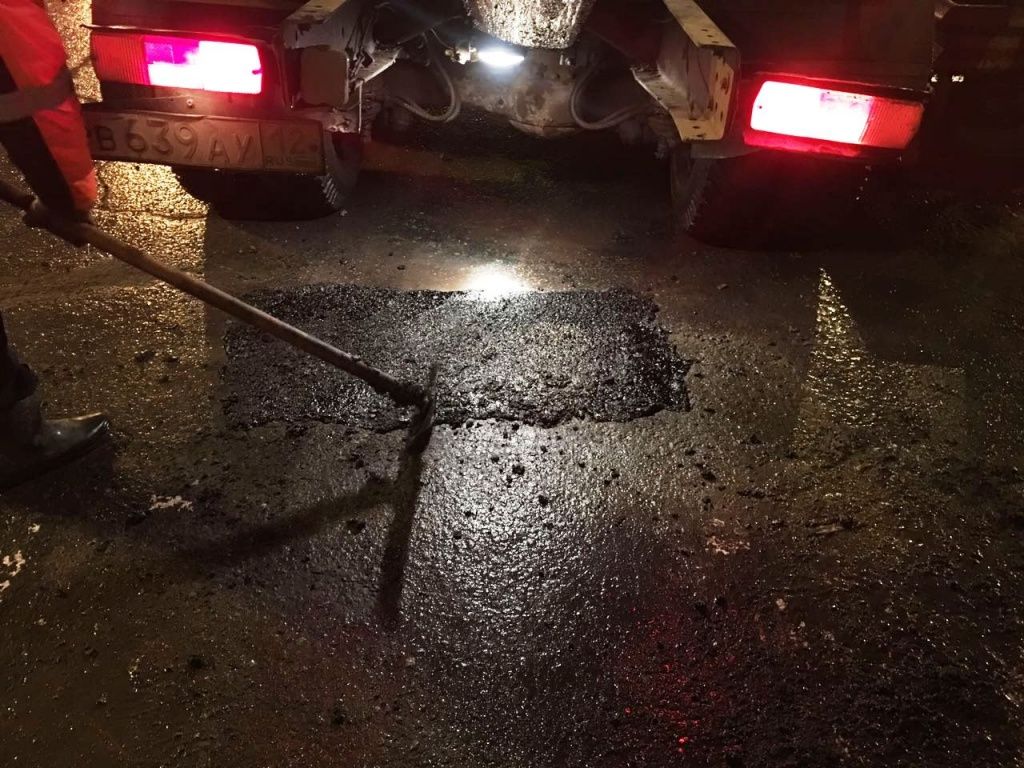 В столице Марий Эл ночью делали ямочный ремонт