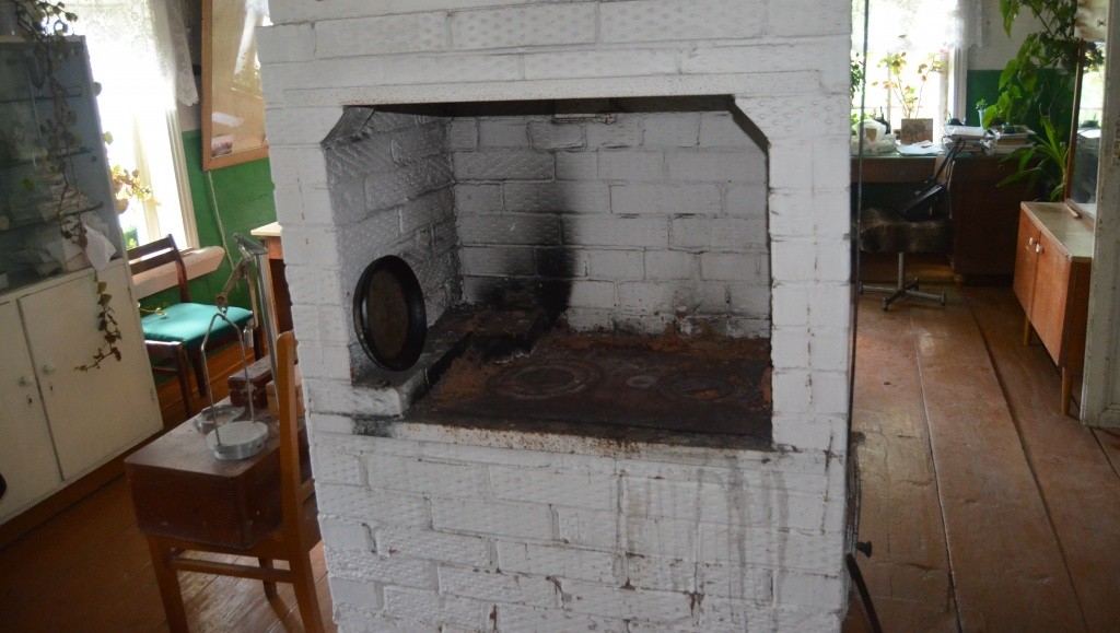 Единственным источником тепла для сортоучастка является вот эта симпатичная печка.jpg