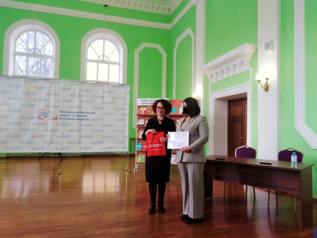 Заместитель министра культуры РМЭ Елена Бурнашева и директор фонда Тотальный диктант Ольга Ребковец. Фото Марины Оленевой.jpg