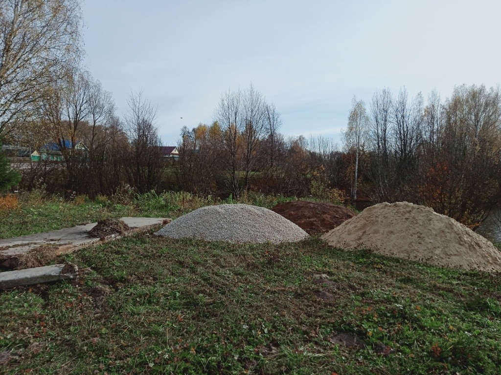 Вот в этом месте на берегу пруда в Пекей-Соле появится памятник. Вот в этом месте на берегу пруда в Пекей-Соле появится памятник.jpg