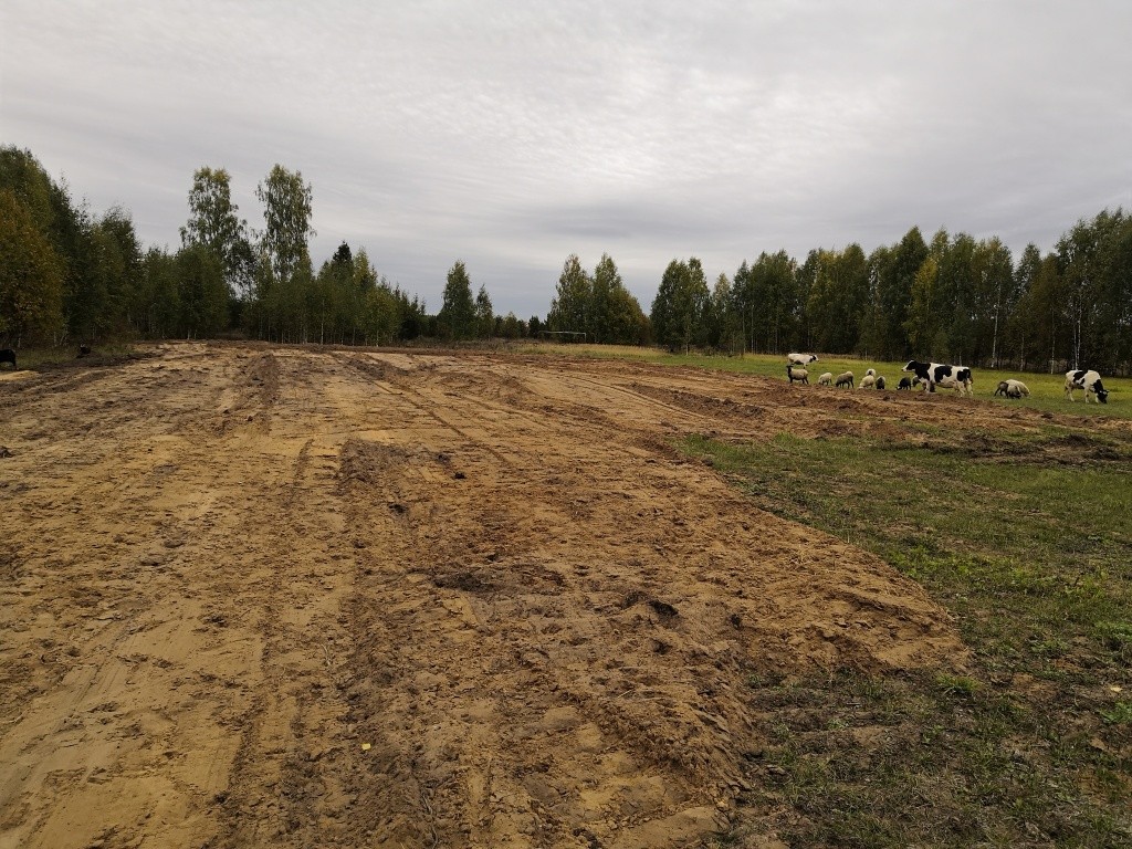 Для завоза грунта на стадион мобилизовали всю деревенскую технику, да еще и нанимать пришлось.jpg