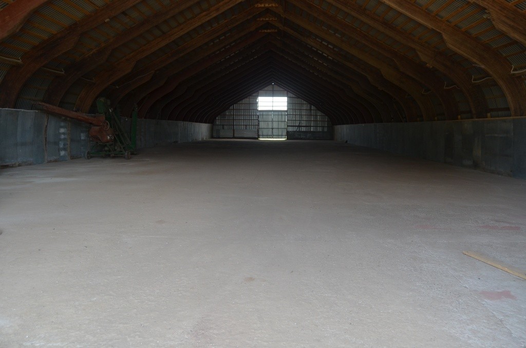 Выметенные под метелку амбары-ангары готовы принять зерно нового урожая.JPG