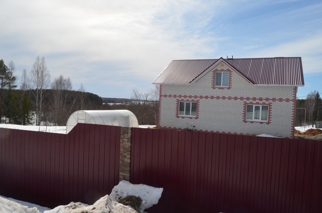 Двухэтажный особнячок стоит на высоком берегу реки Немда.JPG