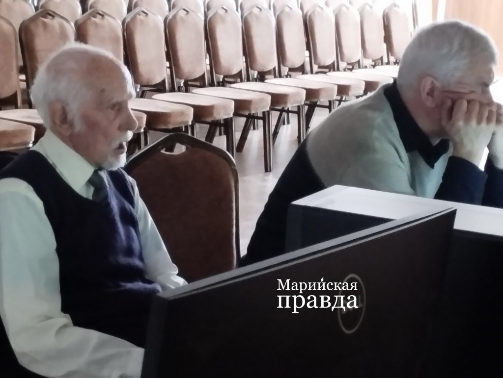 За режиссерским пультом во время премьеры Борис Веркау волновался, несмотря на свой опыт и профессионализм. (Фото Натальи Кулишовой/"Марийская правда"). За режиссерским пультом во время премьеры Борис Веркау волновался, несмотря на свой опыт и профессионализм. (Фото Натальи Кулишовой/"Марийская правда").