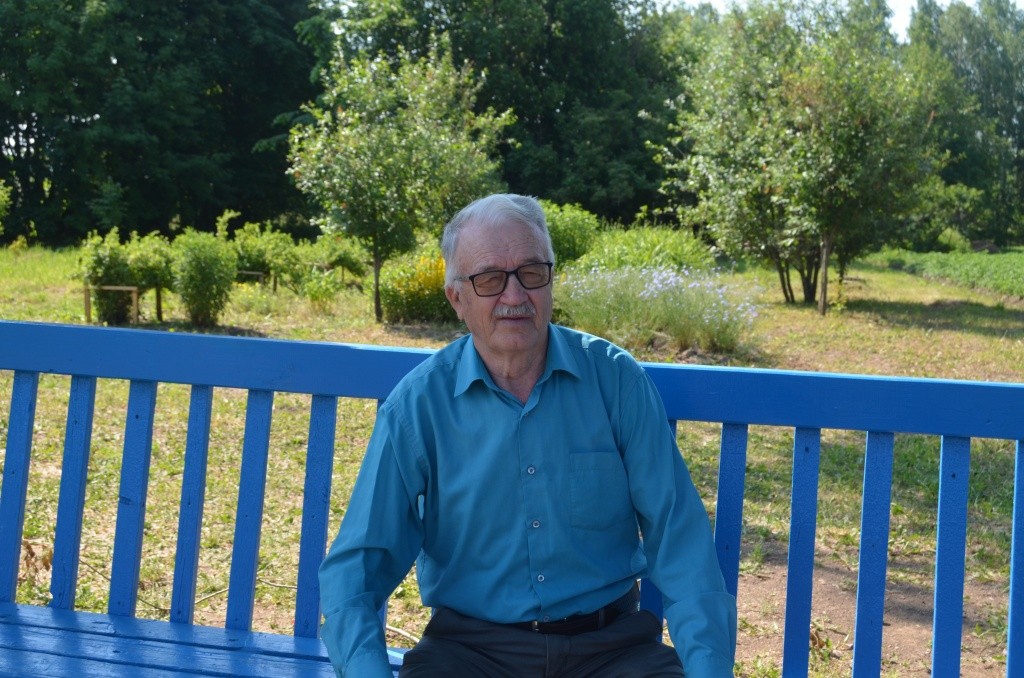 Редкий случай - члену союза писателей России Валерию Бердинскому памятник поставили еще при жизни. Редкий случай - члену союза писателей России Валерию Бердинскому памятник поставили еще при жизни.jpg