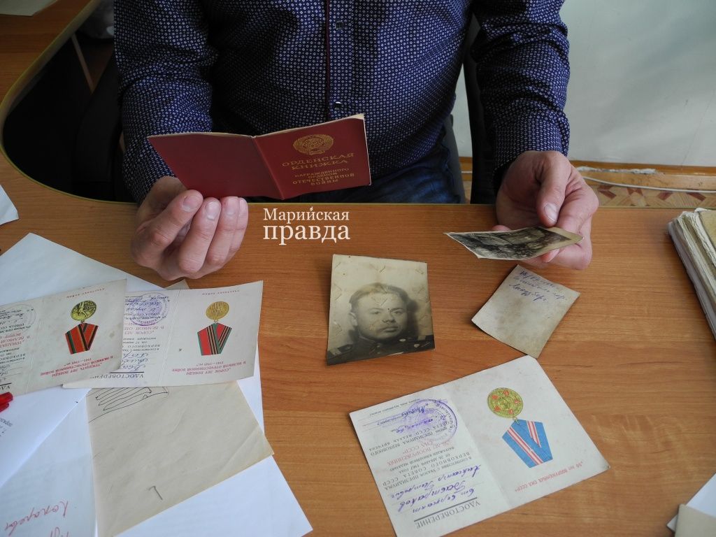 Владимир Забиякин высушил документы и фото. (Фото Натальи Кулишовой).