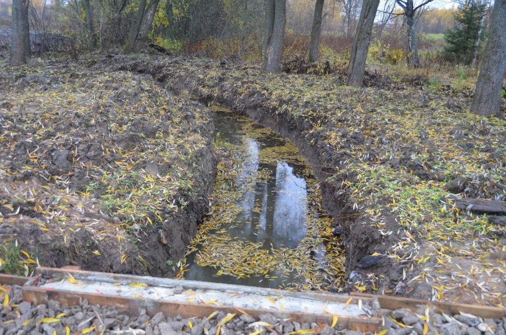 Строители прорыли канал для отвода воды.jpg