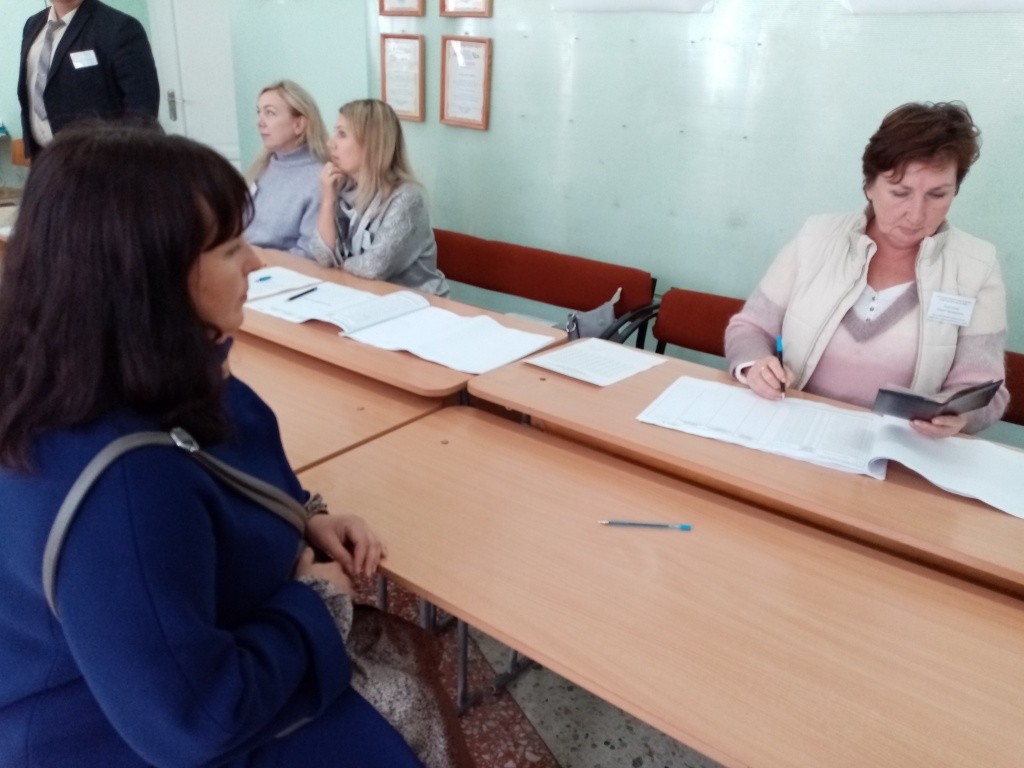 Юлия Гладышева голосует ради будущего детей. (Фото Натальи Кулишовой). Юлия Гладышева голосует ради будущего детей. (Фото Натальи Кулишовой).