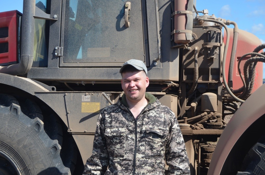 Мощную технику доверили молодому механизатору Тимофею Копаеву.jpg
