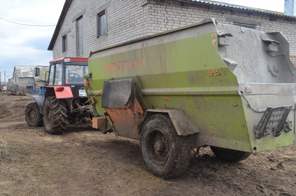 Сразу три миксера обеспечивают питанием здешних рогатых.JPG