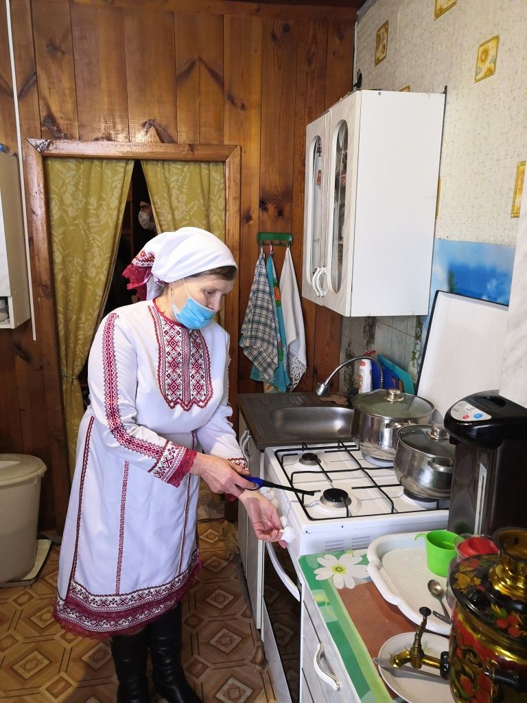 Галина Никитична осваивает новую газовую плиту.jpg