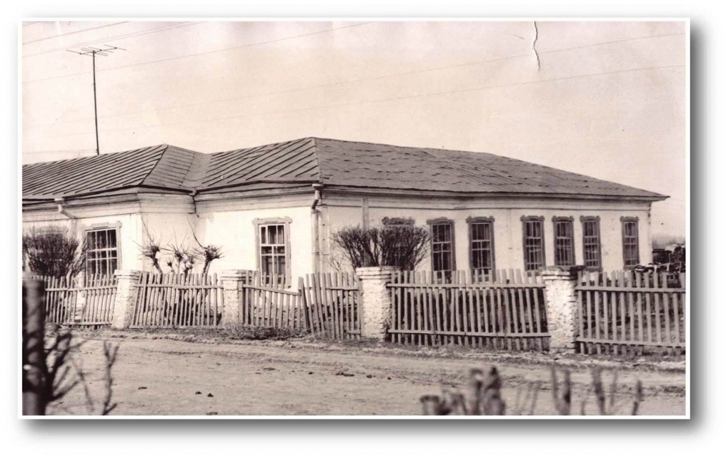 В этом здании находилась Сернурская сельскохозяйственная школа. Сейчас на этом месте строится ФОК. В этом здании находилась Сернурская сельскохозяйственная школа. Сейчас на этом месте строится ФОК.jpg