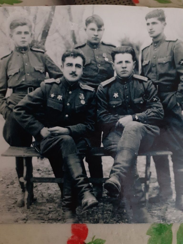 Алексей Свинцов (крайний слева во втором ряду) за два месяца до гибели