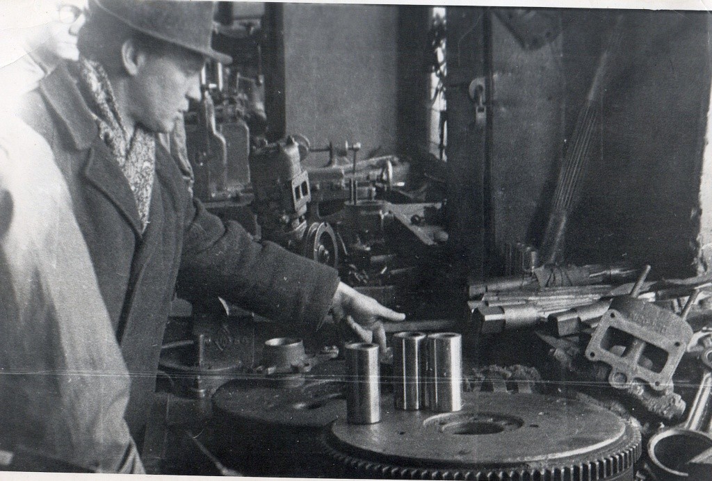 Преподаватель машиноведения в школе п. Оршанка. (Фото предоставлено Александром Емельяновым).