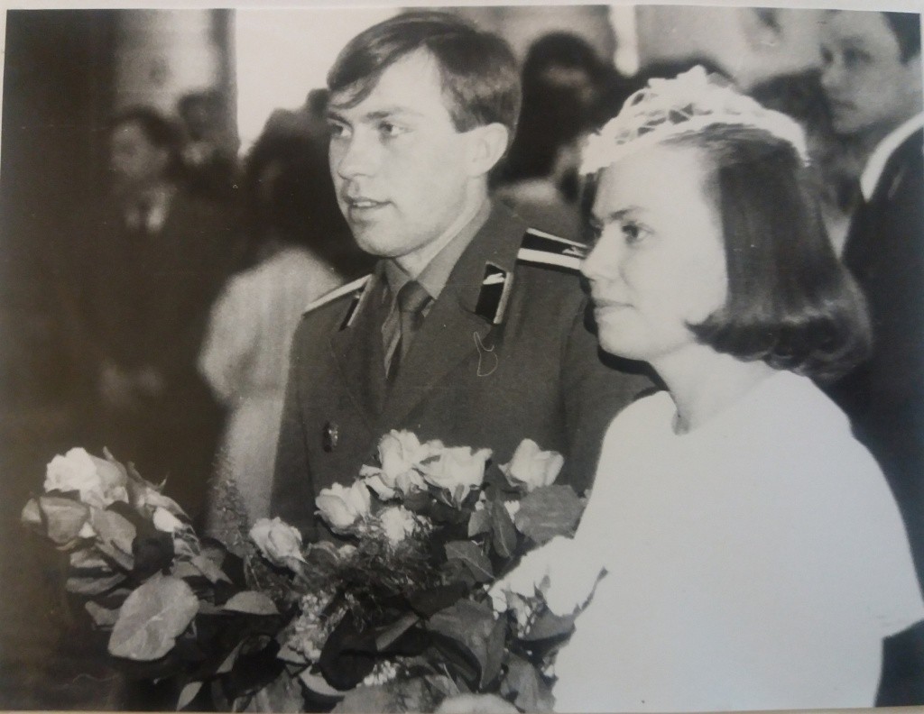 На трезвой свадьбе гуляла почти вся рота курсантов. (Фото из архива Натальи Кулишовой).