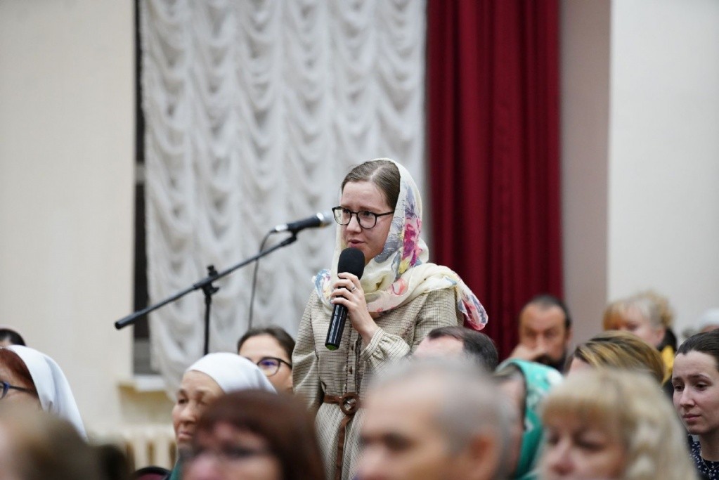 Горожане интересовались тем, что волнует их больше всего. (Фото Виктории Соловьевой из пресс-службы епархии). Горожане интересовались тем, что волнует их больше всего. (Фото Виктории Соловьевой из пресс-службы епархии).