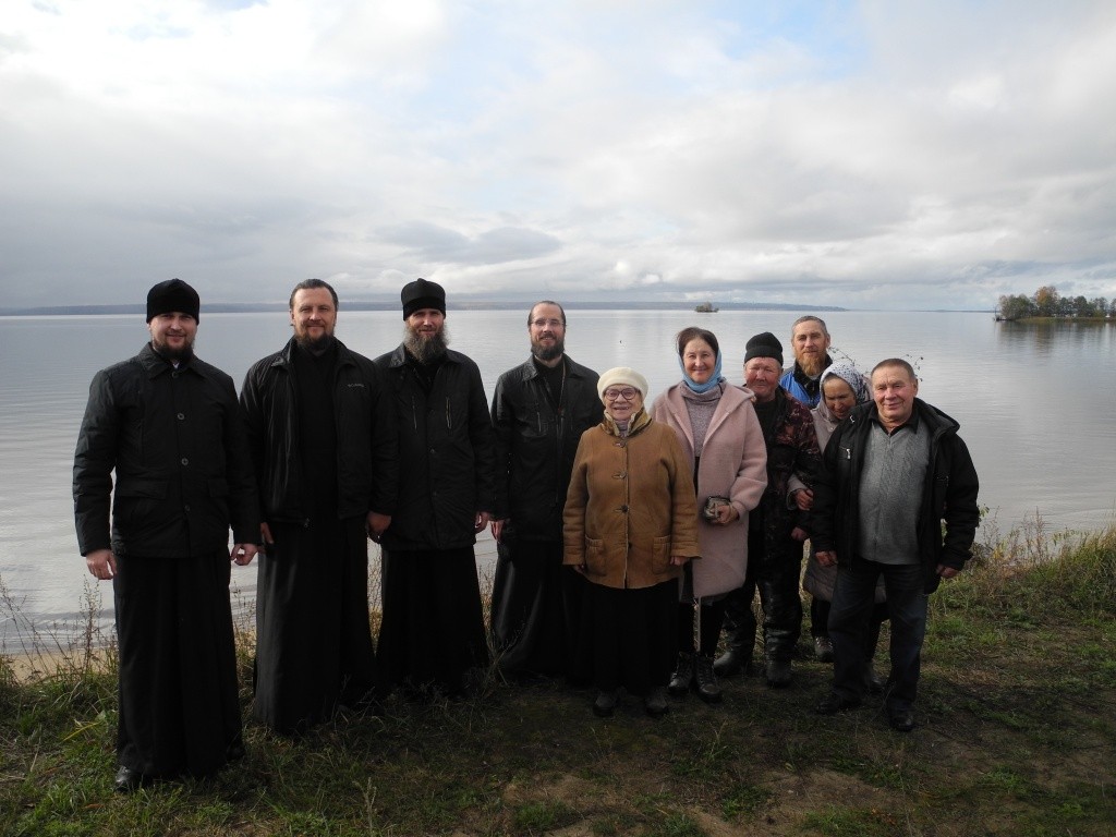 Священники и прихожане - участники праздничного богослужения в честь 10-летия храма (Фото Натальи Кулишовой).