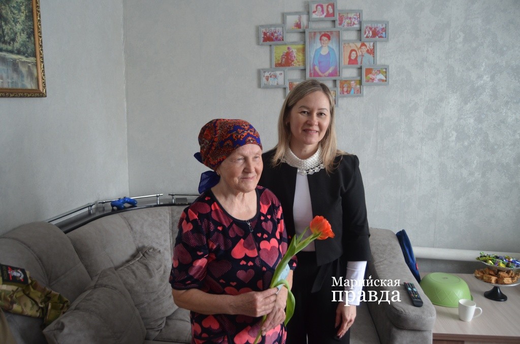 Глава администрации Чендемеровского сельского поселения Алина Милютина поздравила Римму Степановну с предстоящим женским днем 1.jpg