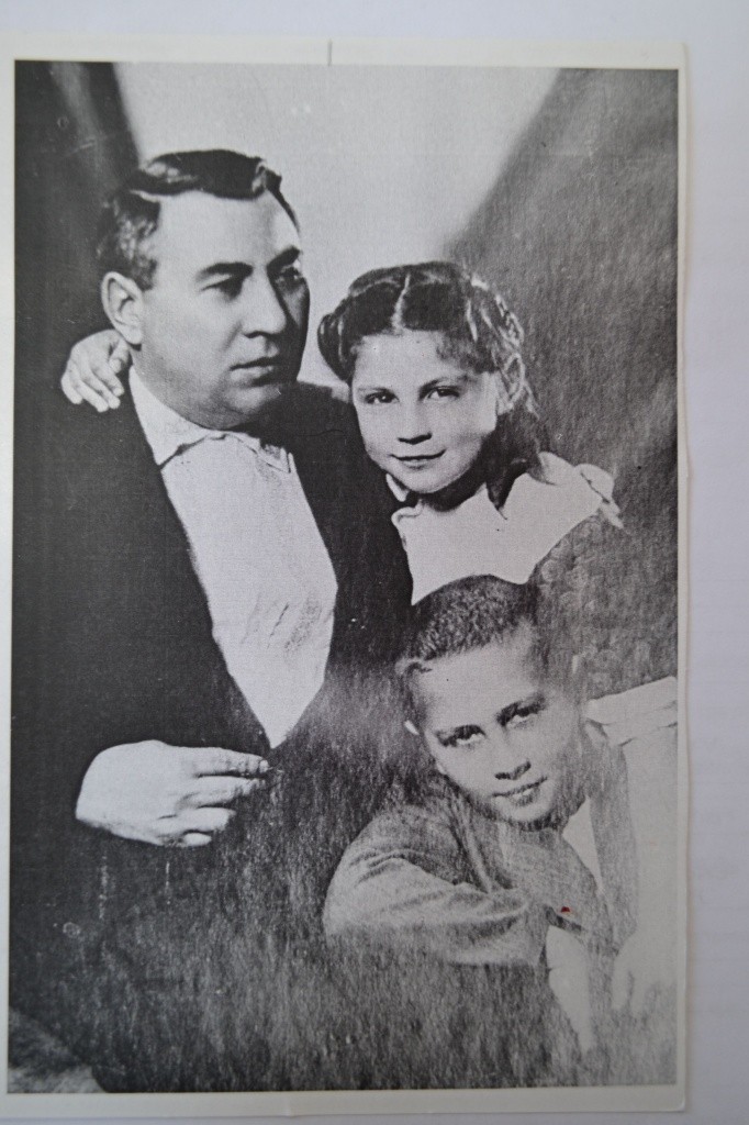 Иван Наймушин с детьми 40-е годы прошлого века. (Фото предоставлено ТЭЦ-1)