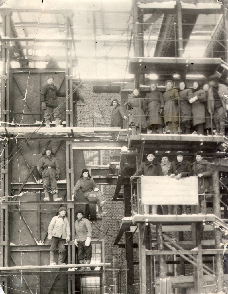 Фото военных лет нет, но зато есть 50-х годов: на этой - октябрь 1952 года: монтаж котла. (Фото предоставлено ТЭЦ-1). Стерлинг_0043.jpg