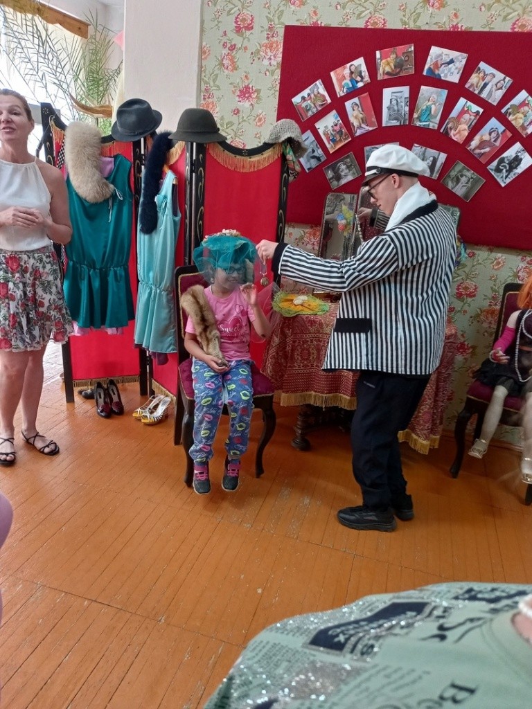 Гостей встретил лично Остап Бендер. (Фото предоставлено МРО ВОИ).