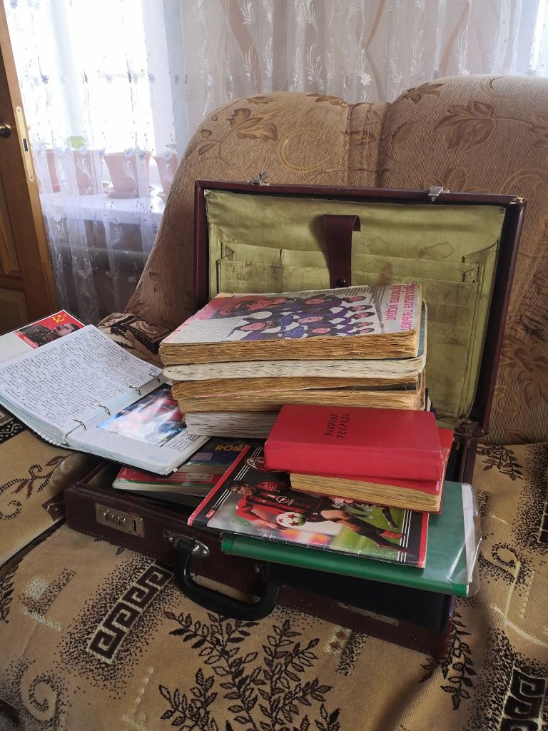 Здесь футбольная летопись района за много лет - альбомы с тетради с записями.jpg