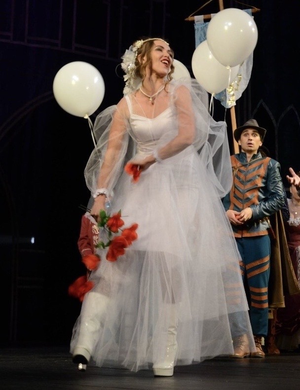 Сделать фату с шариками - давняя мечта художника. Фото предоставлено театром им.Шкетана.jpg Сделать фату с шариками - давняя мечта художника. Фото предоставлено театром им.Шкетана.jpg