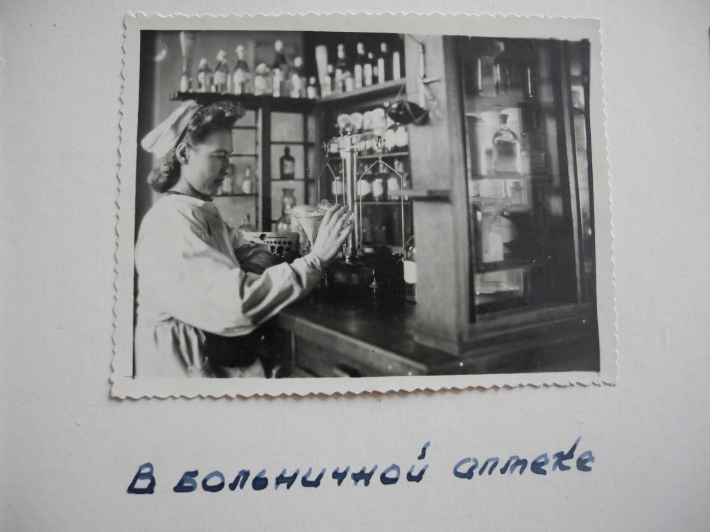 В больничной аптеке. (Фоторепродукция Натальи Кулишовой).