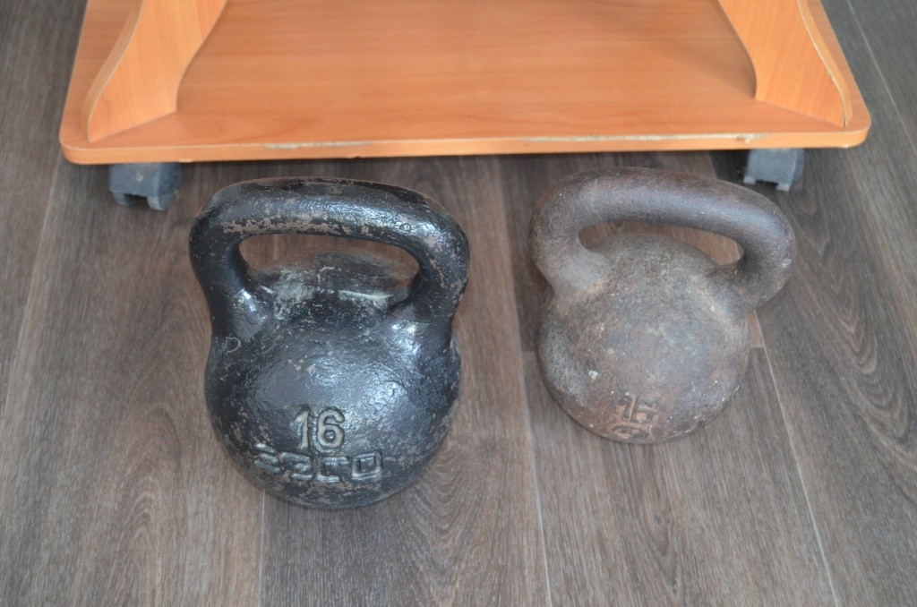 Гири у Новоселовых стоят прямо в прихожей -тренировки по ходу дела.JPG