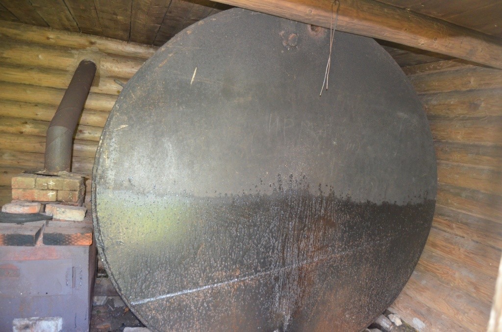 Рядом с цистерной установлена печка, которую зимой люди по очереди топят каждый день.JPG